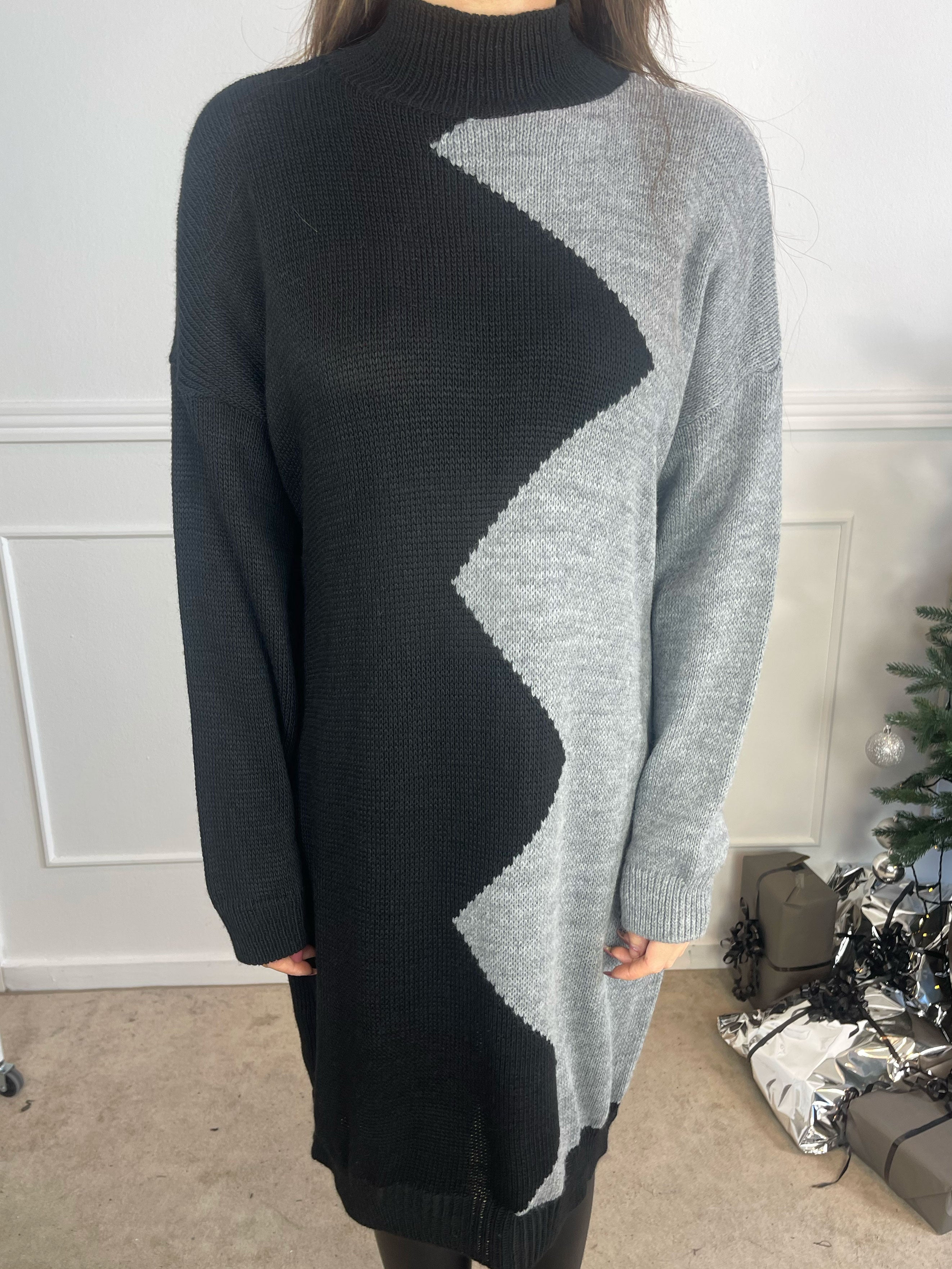 Venezia - Stickad klänning i två färger med turtleneck